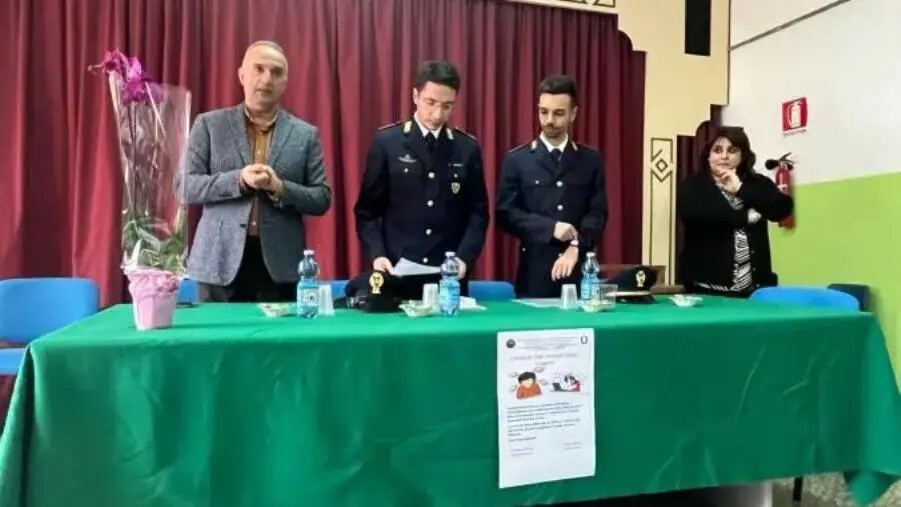 Catanzaro, gli studenti della Manzoni incontrano la Polizia Postale images Catanzaro, gli studenti della Manzoni incontrano la Polizia Postale