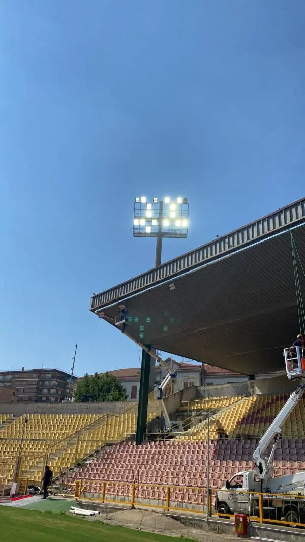 images Catanzaro, al Ceravolo si è accesa la prima torre del nuovo impianto di illuminazione: buon segno!