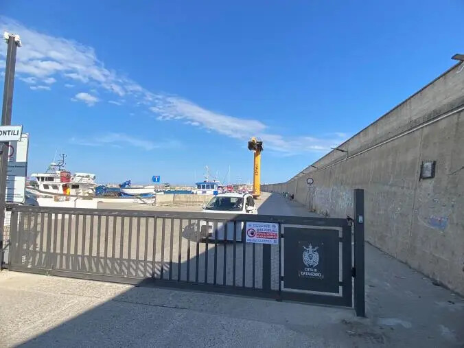 images Catanzaro, attivato il cancello che regola gli accessi carrabili al molo del porto 