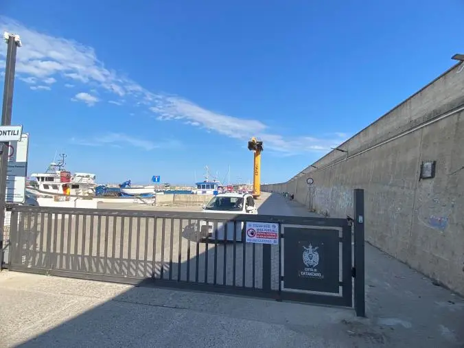 Catanzaro, attivato il cancello che regola gli accessi carrabili al molo del porto  images Catanzaro, attivato il cancello che regola gli accessi carrabili al molo del porto