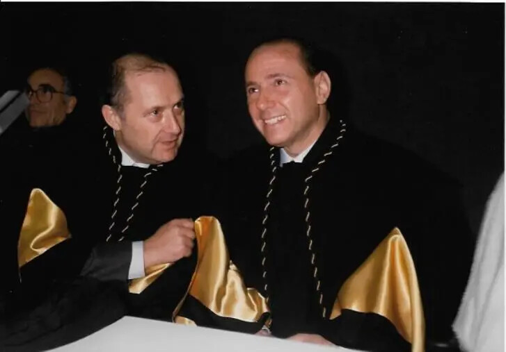 Berlusconi e la laurea honoris causa conferita dall'Unical che divise l'opinione pubblica images Berlusconi e la laurea honoris causa conferita dall'Unical che divise l'opinione pubblica