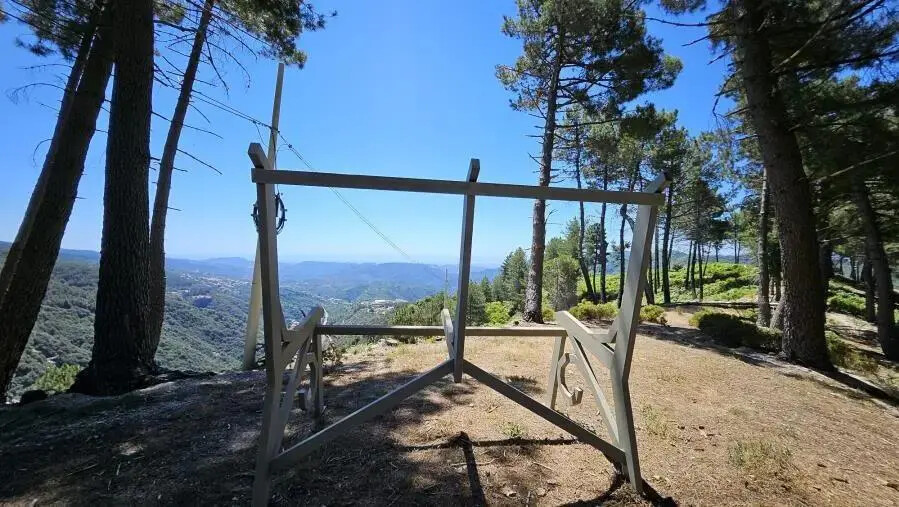 images Taverna, proseguono i lavori per la realizzazione della "Panchina Gigante" 