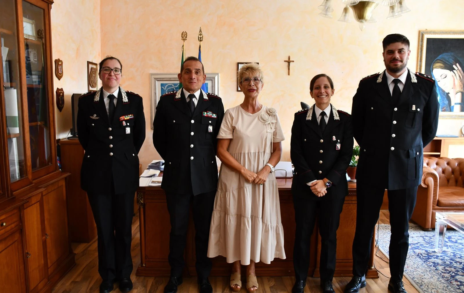 Crotone, gli ufficiali dei Carabinieri in trasferimento salutano il prefetto 