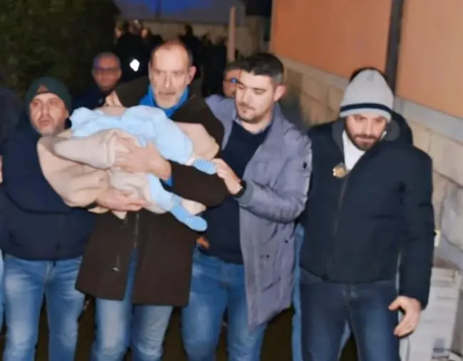 images Neonata rapita a Cosenza, a casa dei rapitori si faceva festa per la "nascita"