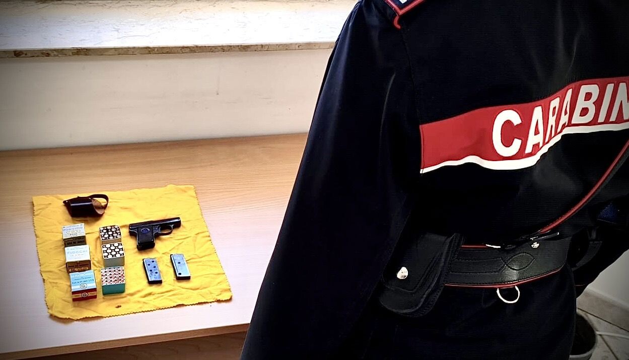 images Deteneva una pistola clandestina in casa, un arresto nel Lametino