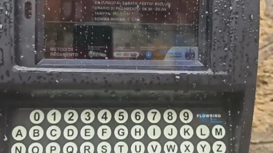 Catanzaro, AMC potenzia e modernizza i servizi di sosta: installati 17 nuovi parcometri images Catanzaro, AMC potenzia e modernizza i servizi di sosta: installati 17 nuovi parcometri