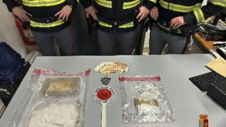 Vibo Valentia, viaggiava in autostrada con droga a bordo: arrestato images Vibo Valentia, viaggiava in autostrada con droga a bordo: arrestato