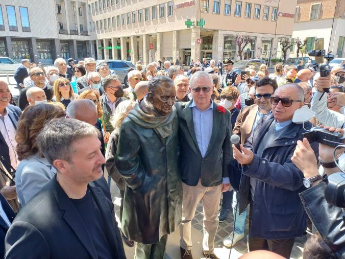 images 25 aprile, a Cosenza scoperta la statua in onore dell'ex sindaco Giacomo Mancini