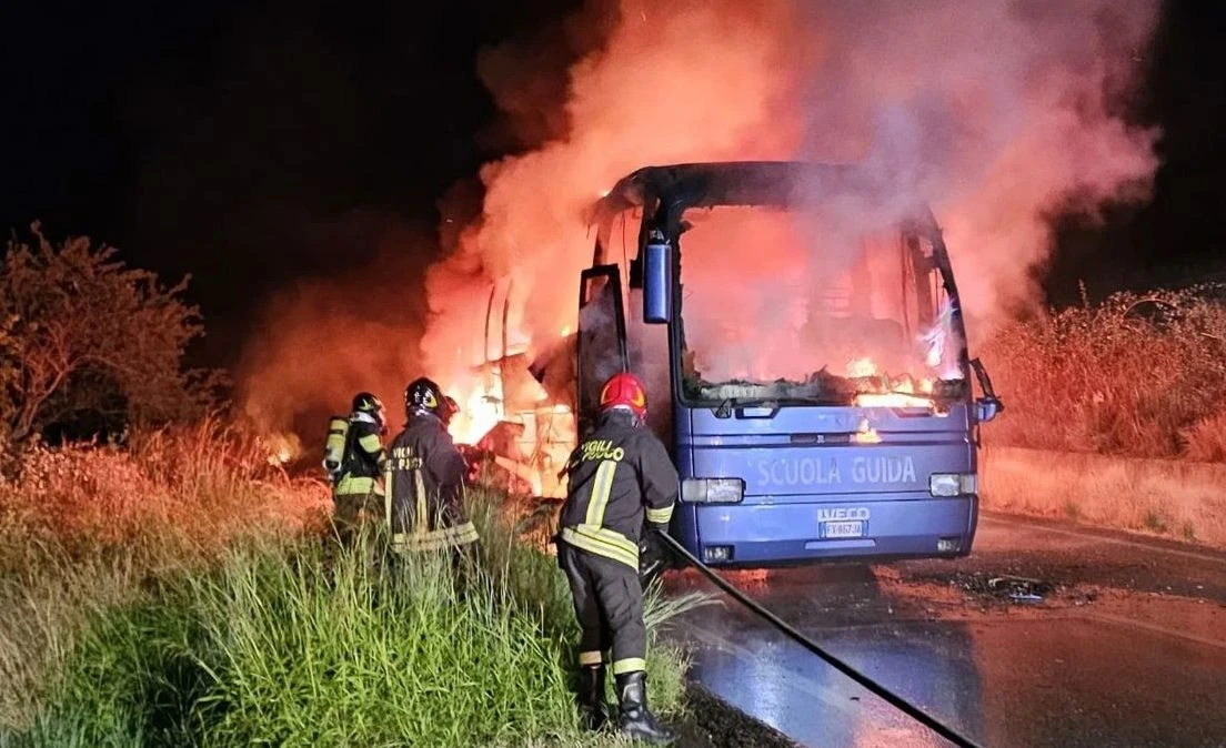 Soverato, in fiamme un autobus per la scuola guida: illesi istruttore e allievo
