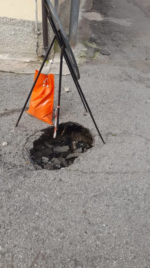 Catanzaro, la buca che sopravvive da mesi vicino la scuola elementare di via Forni 