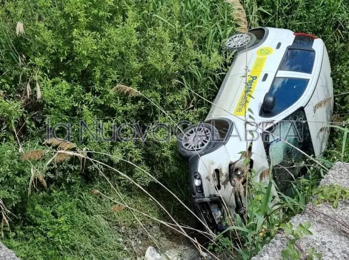 images Finisce fuori strada e si ribalta nel Catanzarese, postina trasportata in ospedale