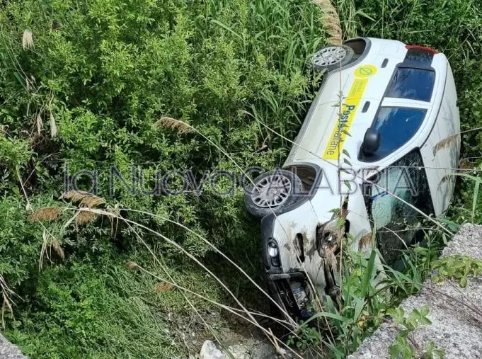 images Finisce fuori strada e si ribalta nel Catanzarese, postina trasportata in ospedale