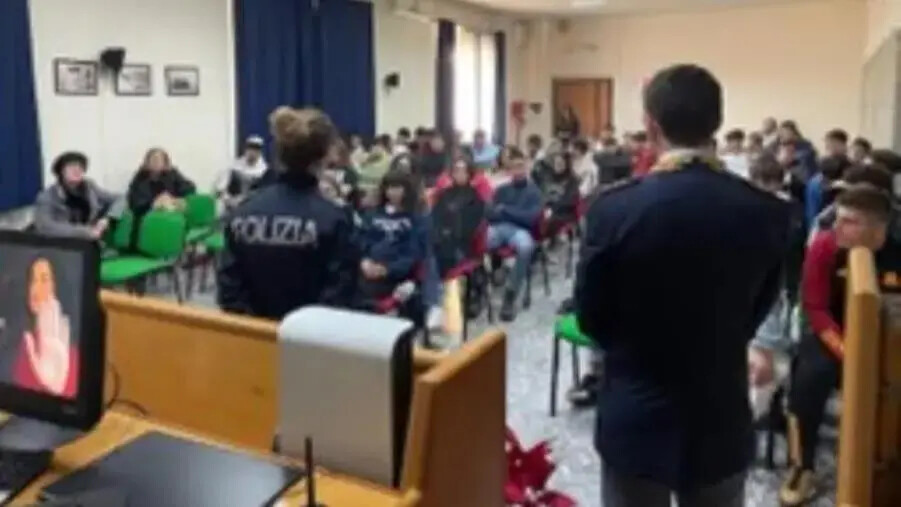 “Pretendiamo Legalità”, la Polizia fa visita agli studenti dell’Iti “G. Donegani” di Crotone images “Pretendiamo Legalità”, la Polizia fa visita agli studenti dell’Iti “G. Donegani” di Crotone