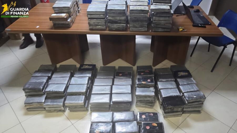 images Sequestrati  417 kg di cocaina nel porto di Gioia Tauro
