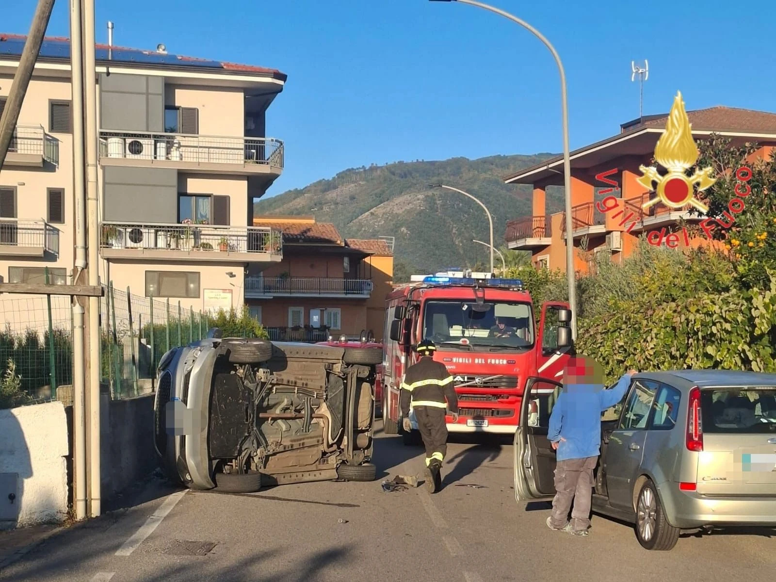 Incidente a Lamezia Terme, auto si ribalta: due feriti