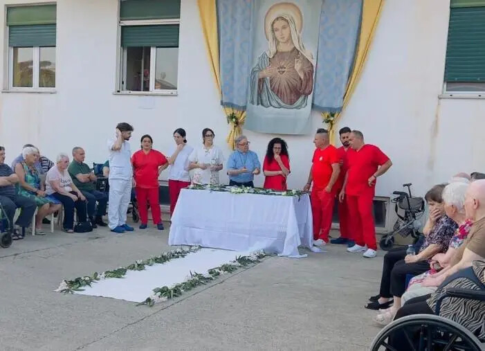 La statua di Sant'Antonio sosta alla Casa "Mons. Stanizzi" di Cropani per la preghiera degli ammalati images La statua di Sant'Antonio sosta alla Casa "Mons. Stanizzi" di Cropani per la preghiera degli ammalati