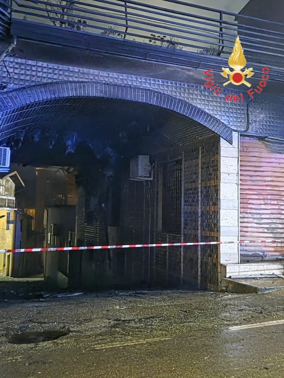 images Incendio a Soveria Mannelli, coinvolte diverse attività ed evacuate cinque persone 