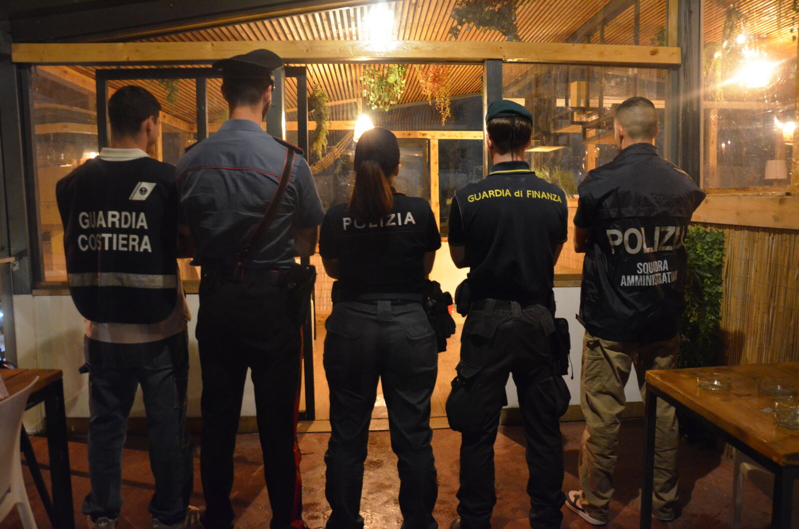 images Movida sicura, nuovo controllo interforze in una discoteca di Soverato: in 500 a ballare a fronte di 200