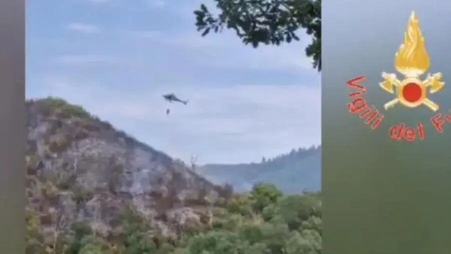 images Brucia Fossato Serralta, oltre 4 ore di intervento per domare le fiamme