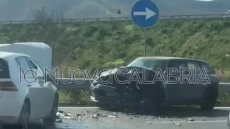 Catanzaro, incidente nel quartiere Germaneto: 3 feriti images Catanzaro, incidente nel quartiere Germaneto: 3 feriti