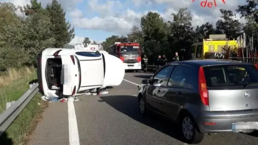 images Tre mezzi coinvolti in un incidente nel Cosentino: un uomo finisce in ospedale 