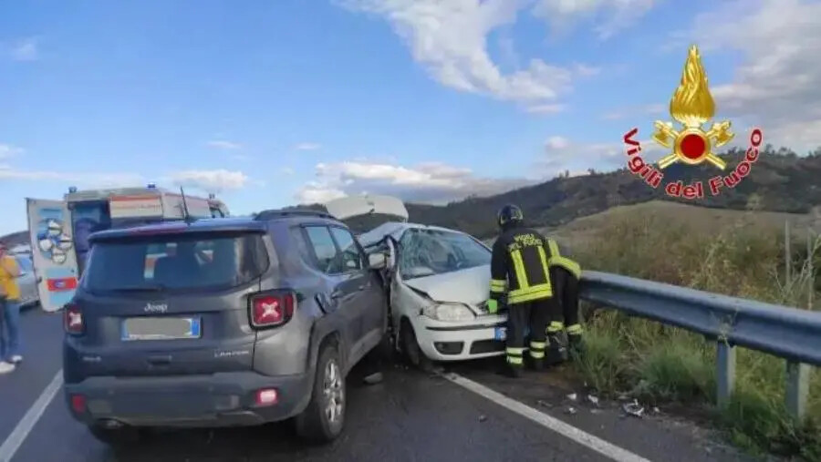 images Incidente stradale a Cutro, coinvolte due autovetture: una donna estratta dalle lamiere