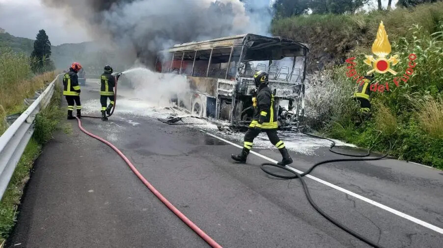 images Squillace, autobus in fiamme: intervengono i vigili del fuoco 
