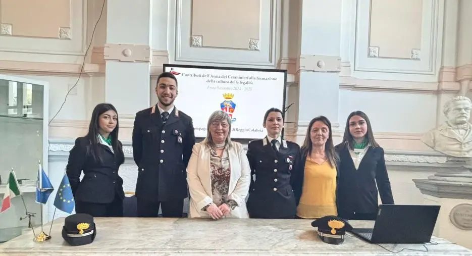 Legalità a scuola, i Carabinieri di Reggio incontrano gli studenti dell’ITS “Raffaele Piria – Ferraris/Da Empoli” images Legalità a scuola, i Carabinieri di Reggio incontrano gli studenti dell’ITS “Raffaele Piria – Ferraris/Da Empoli”