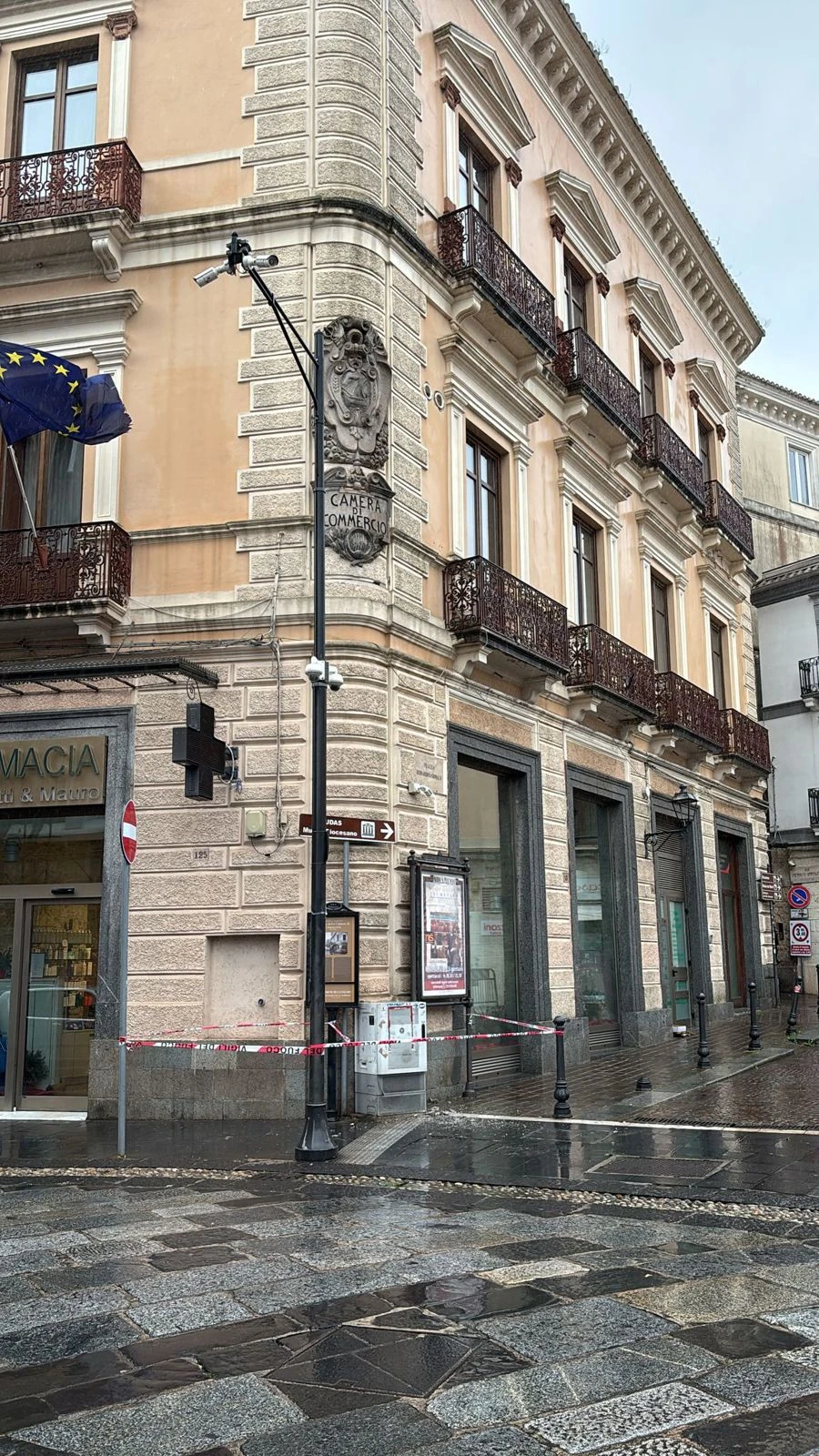 Catanzaro, calcinacci dalla Camera di Commercio: piccolo tratto stradale chiuso dai Vigili del Fuoco 