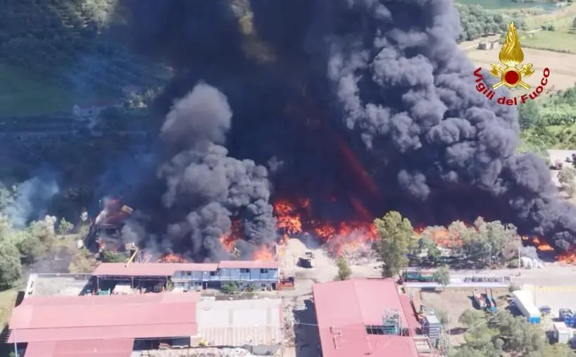 images Palmi, incendiato un deposito di materiale plastico 