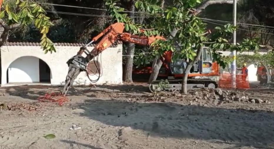images Caminia, arrivano le ruspe: al via la demolizione delle villette della discordia (VIDEO)