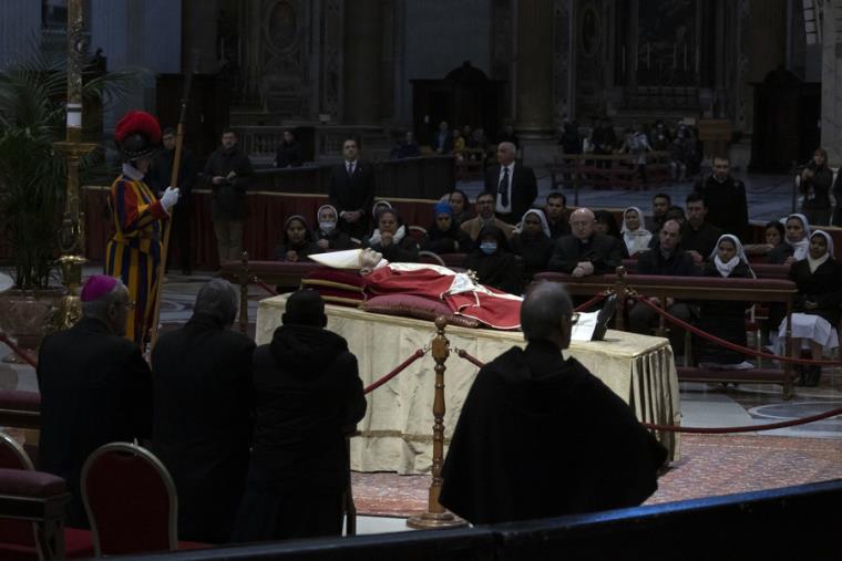 Funerali Ratzinger, anche l'Arcivescovo Maniago a Roma: domani Messe in suffragio del Papa images Funerali Ratzinger, anche l'Arcivescovo Maniago a Roma: domani Messe in suffragio del Papa
