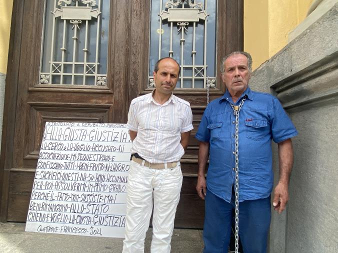 images La storia di Francesco Quattrone: assolto ma i beni restano confiscati.
Oggi si incatena a Catanzaro