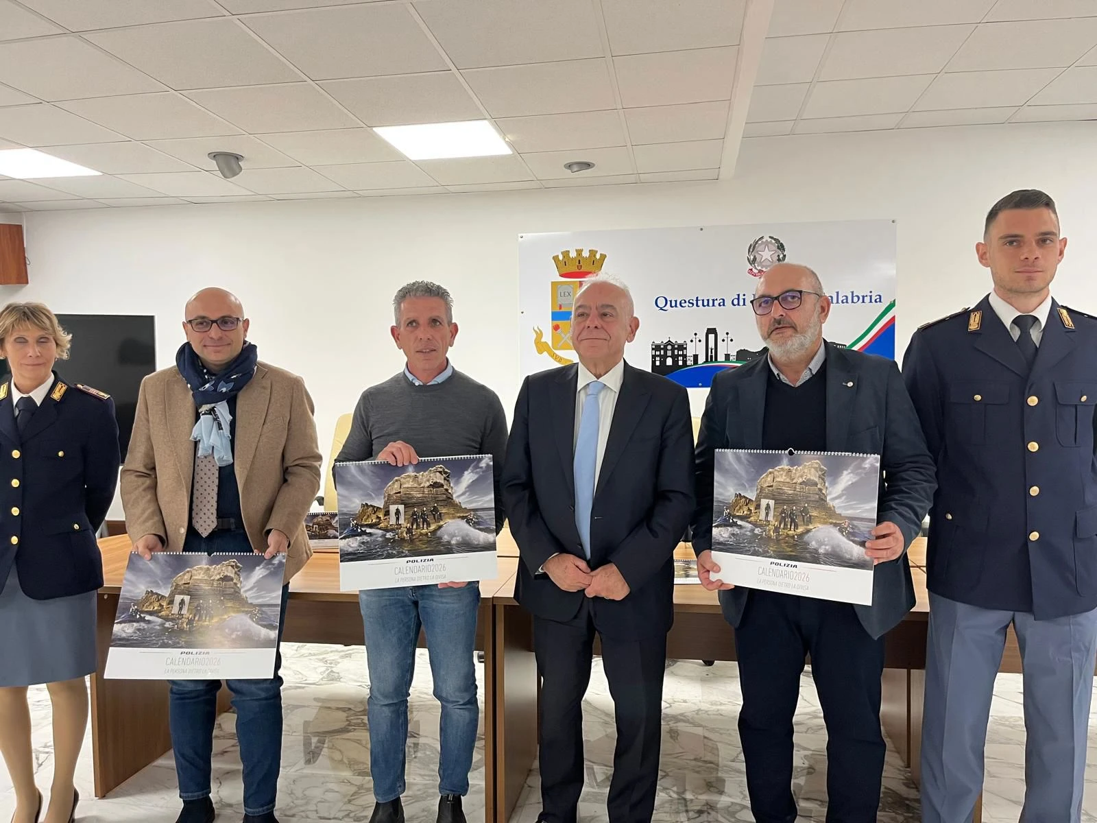 Reggio, il Questore La Rosa consegna i calendari acquistati dalle associazioni del territorio
