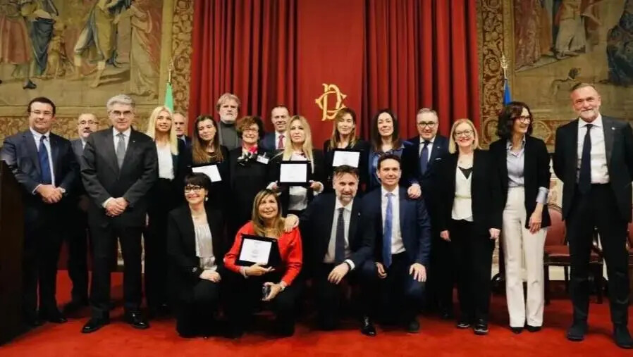 images "Cancer Policy Award" a Simona Loizzo per l'impegno nella lotta contro il cancro e nella sanità