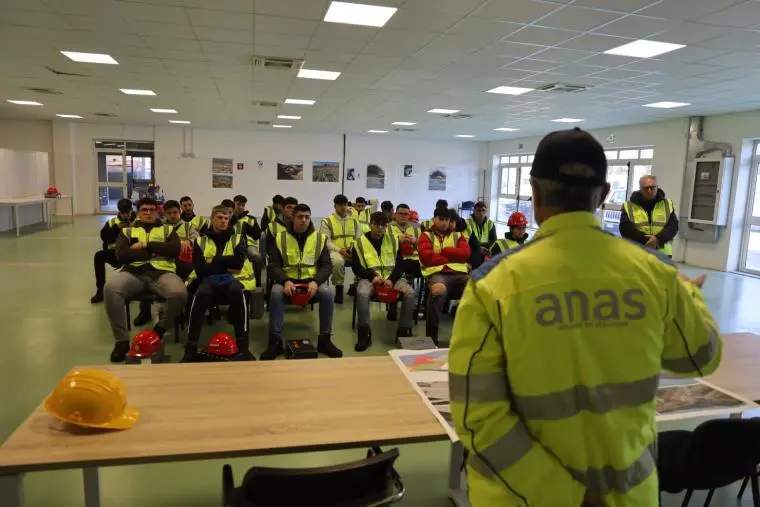 La scuola in cantiere: in Calabria 25 studenti dell'istituto 'Filangeri' di Trebisacce sulla SS106 images La scuola in cantiere: in Calabria 25 studenti dell'istituto 'Filangeri' di Trebisacce sulla SS106