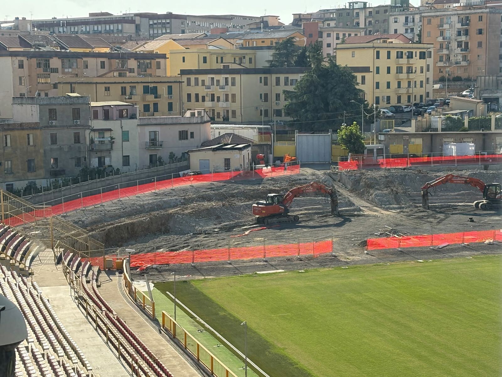 images "Lavori fermi al Ceravolo", si attende lo sminamento per la Curva Est: saltano i sopralluoghi perché non si 'trovano le chiavi'  