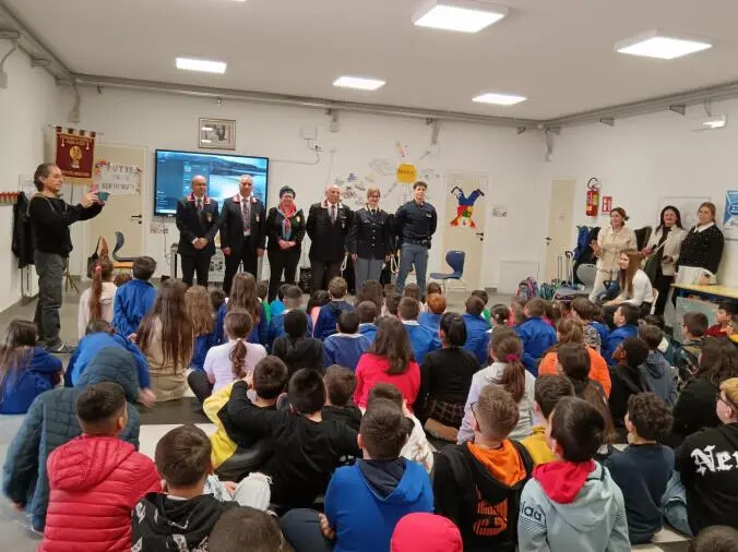 images Il rispetto delle regole al centro dell’incontro tra Polizia, Anps e gli alunni della "Gatti Manzoni Augruso" di Lamezia 