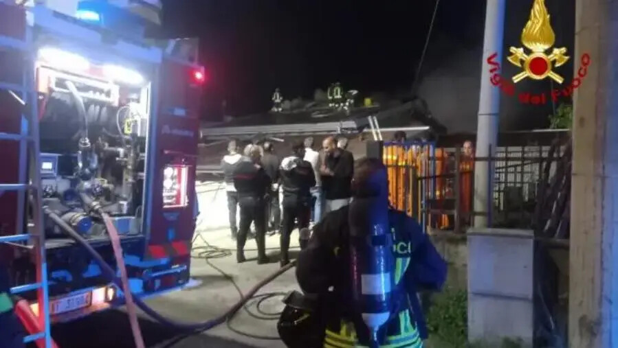 images Incendio al tetto della Scuola dell’Infanzia di Santo Stefano di Rogliano: nessun ferito 