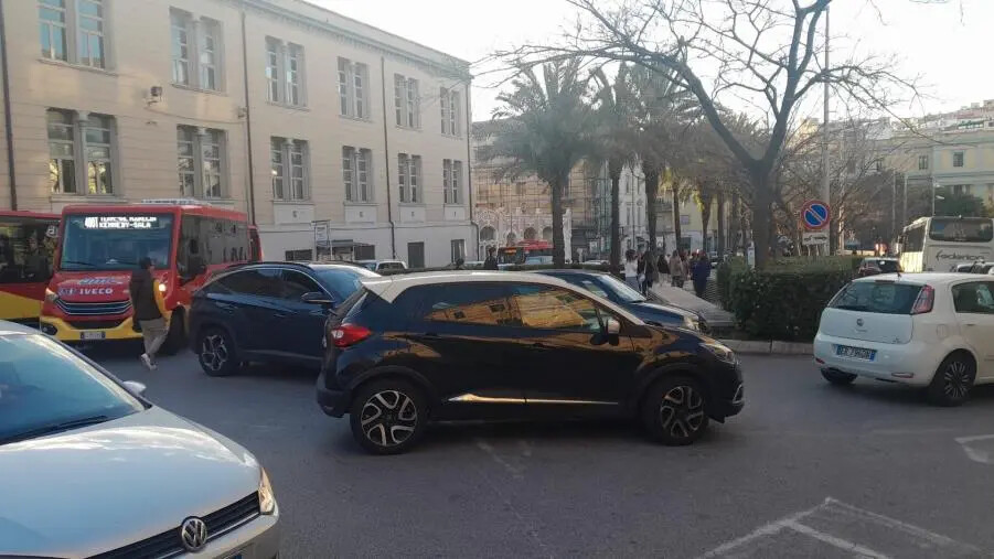 Catanzaro, sosta selvaggia a Piazza Matteotti: traffico in tilt images Catanzaro, sosta selvaggia a Piazza Matteotti: traffico in tilt