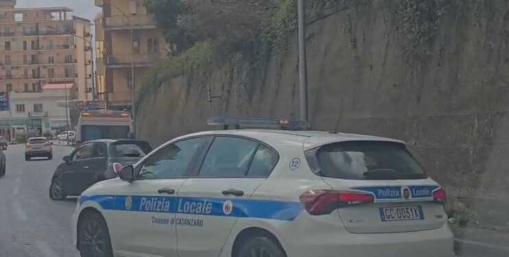 images Catanzaro, ennesimo incidente su Viale dei Filippis: traffico rallentato
