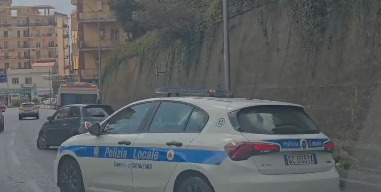 Catanzaro, ennesimo incidente su Viale dei Filippis: traffico rallentato