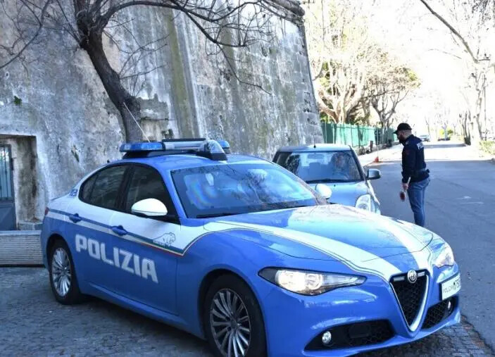 images Scippa il cellulare ad una minorenne e fugge: arrestato un 26enne nel centro di Crotone