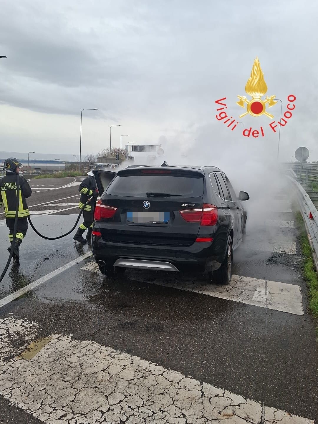 images Auto in fiamme sulla Ss280: la conducente abbandona il mezzo prima che le fiamme lo avvolgono  