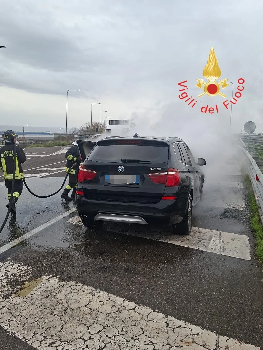 Auto in fiamme sulla Ss280: la conducente abbandona il mezzo prima che le fiamme lo avvolgono  