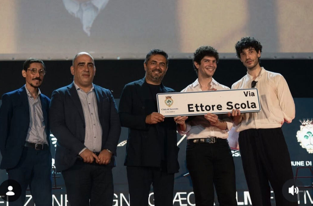 Magna Graecia Film Festival, omaggio a Ettore Scola: inaugurata a Soverato la via dedicata al grande regista images Magna Graecia Film Festival, omaggio a Ettore Scola: inaugurata a Soverato la via dedicata al grande regista