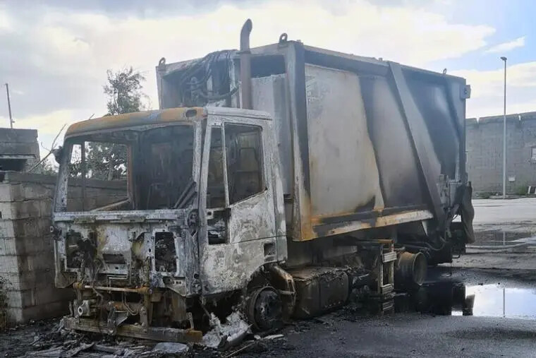 In fiamme camion dei rifiuti a Cetraro: rogo doloso, acquisite le immagini delle telecamere images In fiamme camion dei rifiuti a Cetraro: rogo doloso, acquisite le immagini delle telecamere
