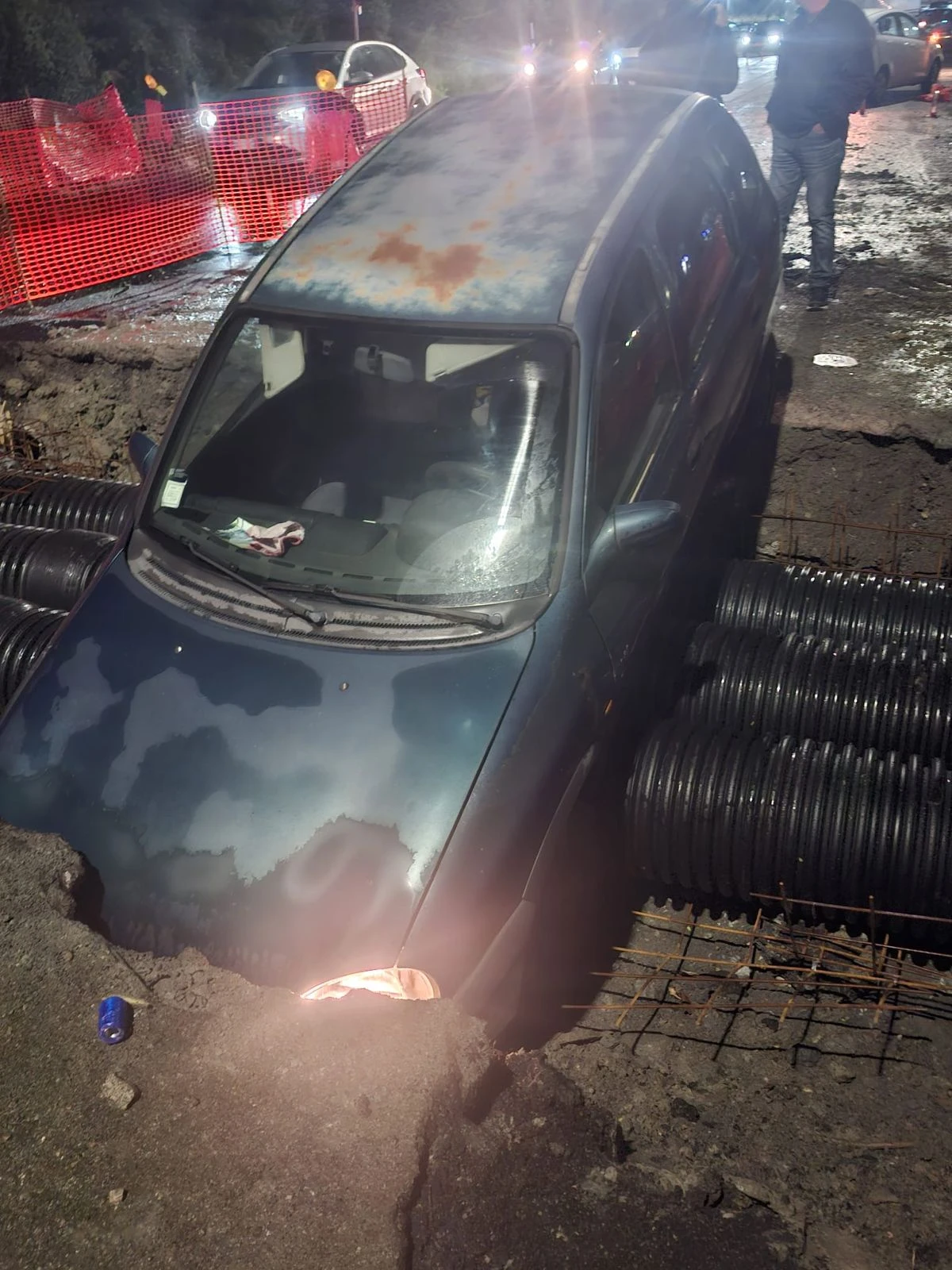 Catanzaro, auto precipita in un’area di cantiere della metropolitana a Santa Maria