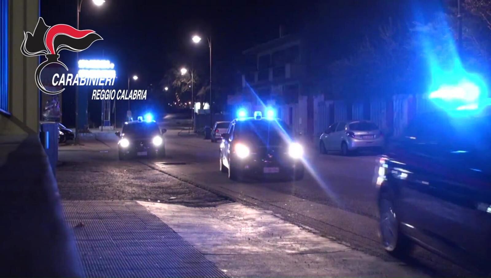 images I carabinieri acciuffano quattro donne che hanno rubato in un negozio di casalinghi 