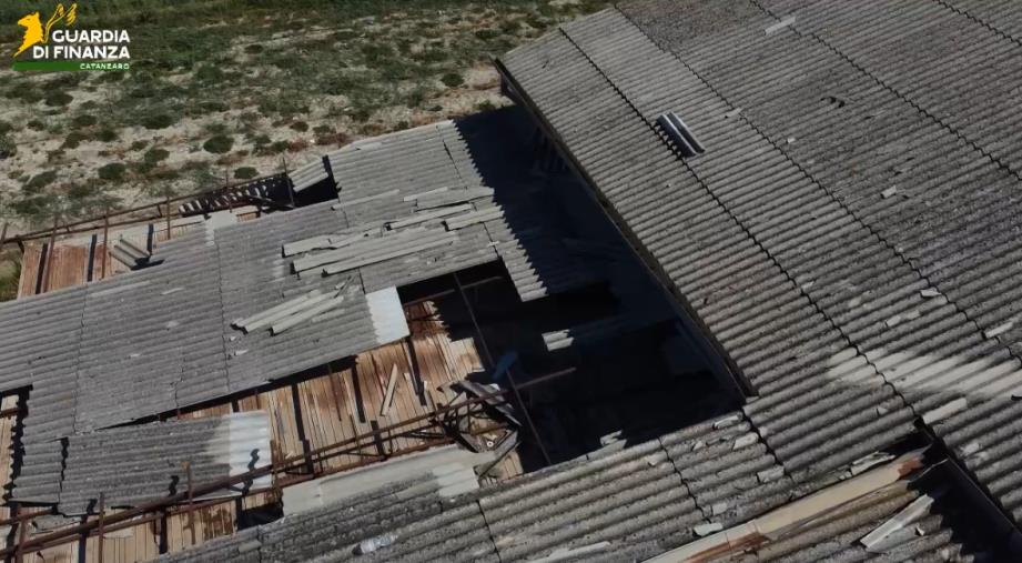 Isca, sequestrato un capannone di 2000 mq ricoperto di eternit 